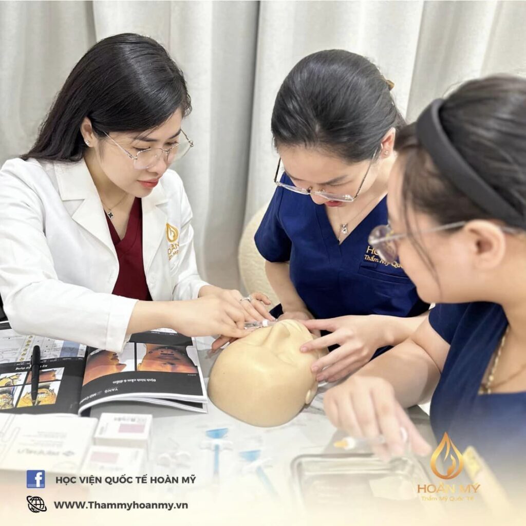 Học viên Hoàn Mỹ academy học các kỹ thuật chuyên sâu về da học kỹ thuật da