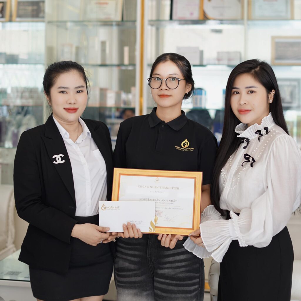 Học viên khóa học chăm sóc da Hoàn Mỹ Academy nhận giấy khen bằng chăm sóc da