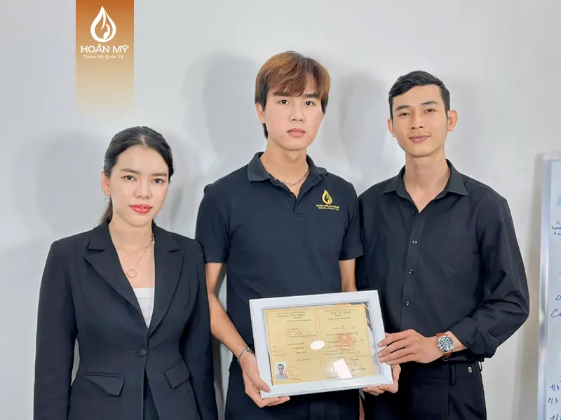 Học viên nên đánh giá kỹ về uy tín và lộ trình học khi chọn địa chỉ học phun xăm thẩm mỹ