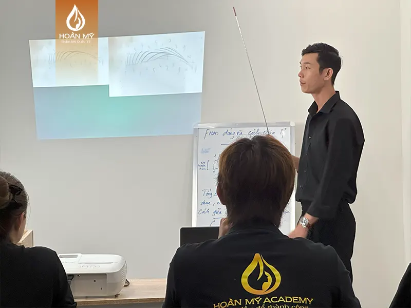 Lộ trình học được thiết kế giúp học viên thành thạo kỹ năng phun xăm từ cơ bản đến nâng cao với sự hướng dẫn chi tiết