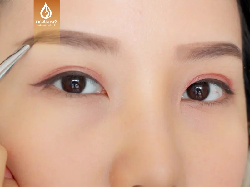 Phun tán bột tạo hiệu ứng lông mày sắc nét nhưng vẫn giữ được sự nhẹ nhàng, mềm mại