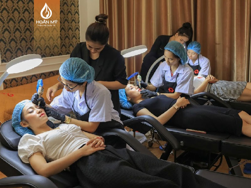 Cơ sở vật chất và giáo dục là hai yếu tố cần xem xét khi chọn trường dạy phun xăm