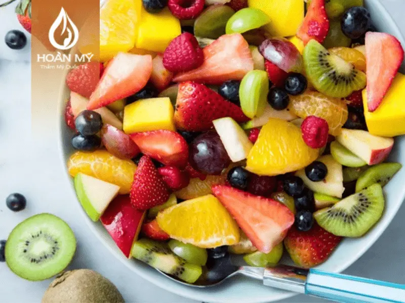 Ăn nhiều rau xanh và trái cây giúp có được cơ thể khỏe mạnh và hạn chế nóng trong người gây nên mụn