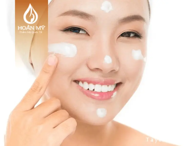 Bôi kem chống nắng trước khi ra ngoài để bảo vệ làn da