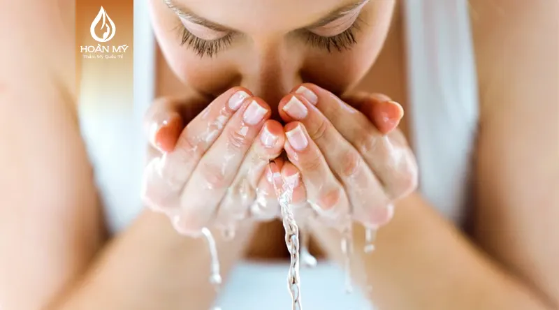 Cần rửa mặt thường xuyên để hạn chế bụi bẩn bám lại trên da