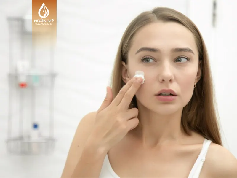 Sử dụng sản phẩm có thành phần như benzoyl peroxide để trị mụn
