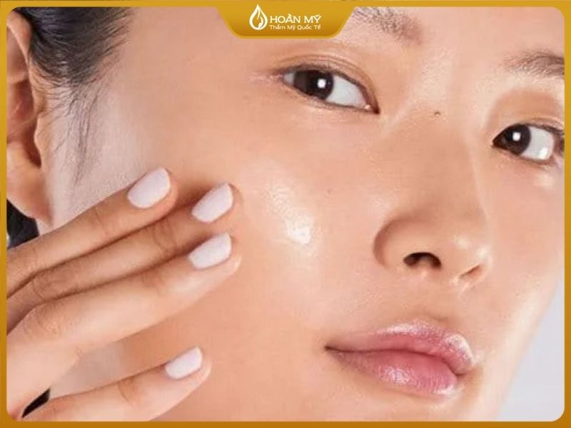 Da dầu thường gây bóng mặt và dễ nổi mụn