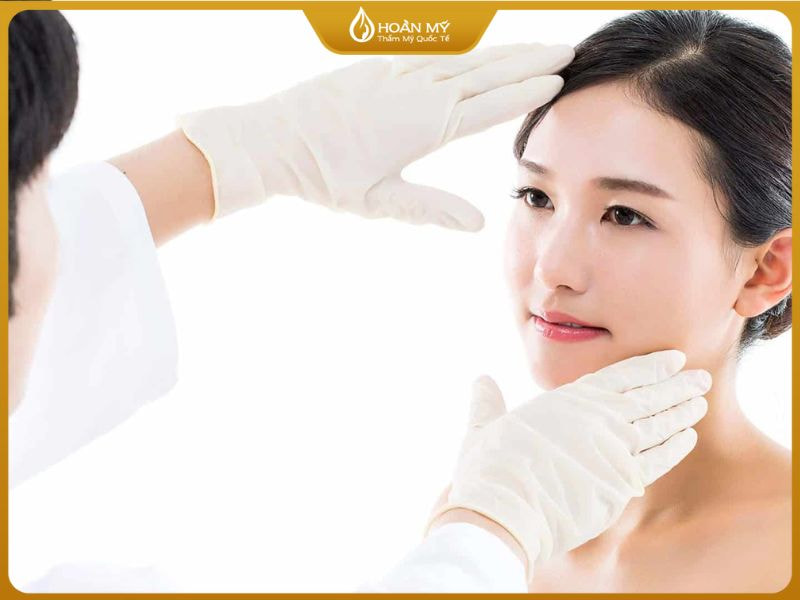 Học viên chăm sóc da đang hướng dẫn khách quy trình điều trị, thể hiện sự tự tin và chuyên nghiệp trong từng câu nói.