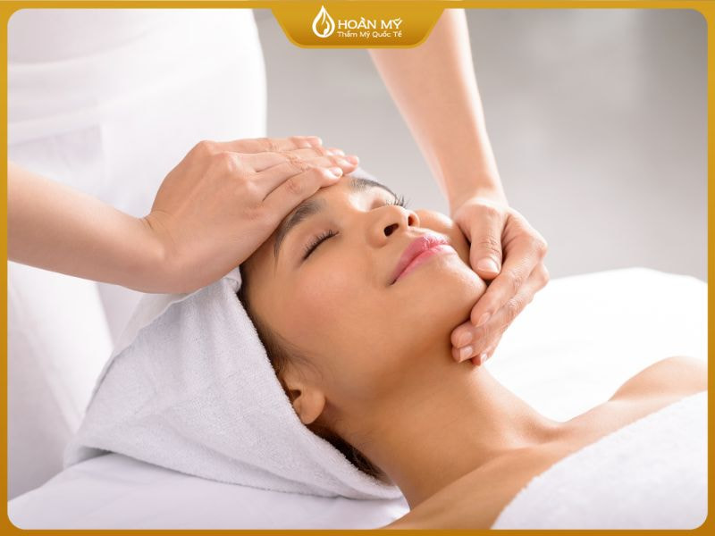 Học viên luyện tập massage mặt chuẩn spa giúp thư giãn cơ mặt và thúc đẩy tuần hoàn máu.