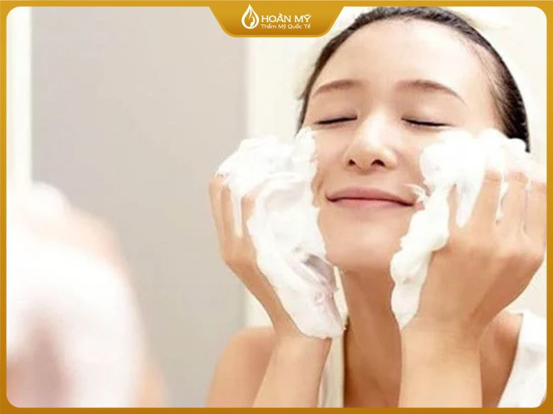 Làm sạch luôn là bước đầu tiên bắt buộc trong mọi liệu trình điều trị mụn