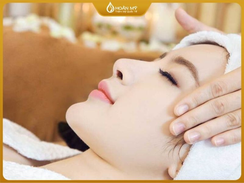 Thực hành chăm sóc da trong khóa đào tạo chăm sóc da chuyên nghiệp