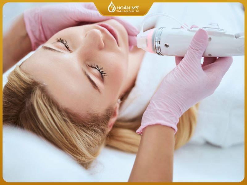 Thuc-hanh-su-dung-thiet-bi-cong-nghe-cao-la-phan-khong-the-thieu-trong-khoa-hoc-cham-soc-da-chuyen-sau-https_--hoanmyacademy.vn-