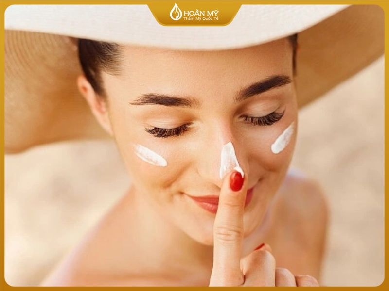Trong cách chăm sóc da khoa học việc sử dụng kem chống nắng mỗi ngày là bước bắt buộc để bảo vệ làn da khỏi tác hại của tia UV