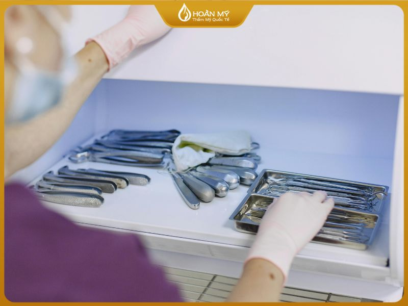 Các khóa học spa chăm sóc da luôn nhấn mạnh quy trình vệ sinh tay nghề, dụng cụ và không gian làm việc để tránh gây kích ứng