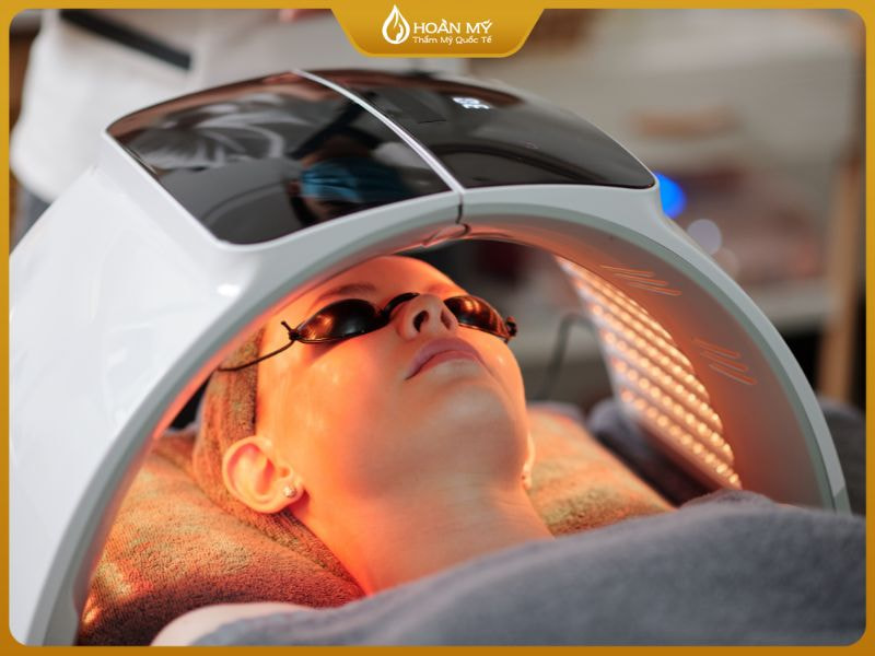 Đèn sinh học và máy phun sương nano là hai thiết bị không thể thiếu trong thực hành tại các khóa học spa chăm sóc da chuyên sâu