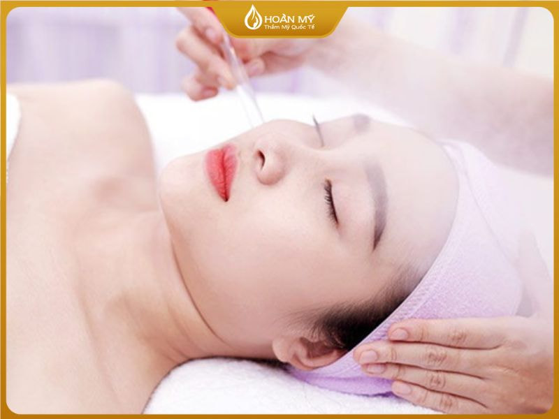 Học chăm sóc da bài 2 hướng dẫn kỹ thuật xông hơi – hút dầu đúng cách giúp làm sạch sâu lỗ chân lông và chuẩn bị da trước trị liệu.