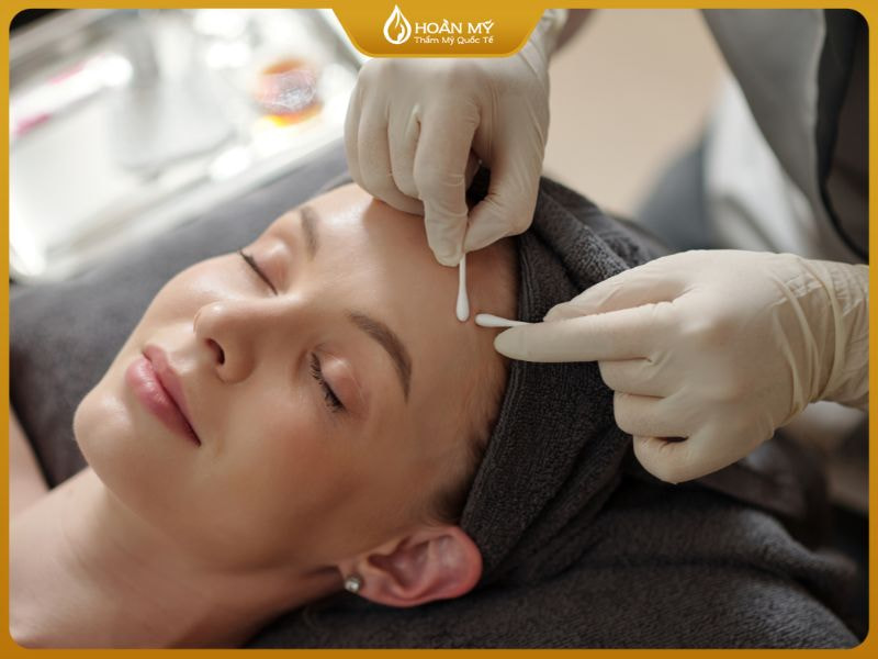 Học viên thực hành lấy nhân mụn đúng cách tại lớp học spa