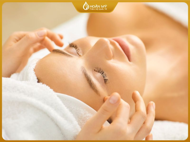 Học viên đang chăm chú thực hành kỹ thuật massage trên người mẫu thật và huẩn hóa từng thao tác dưới sự hướng dẫn sát sao của thí sinh