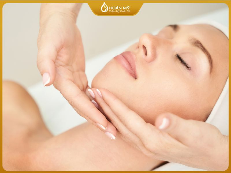 Kỹ thuật nâng cơ trong khóa học massage mặt giúp chống lão hóa, làm thon gọn mặt và cải thiện độ đàn hồi da.