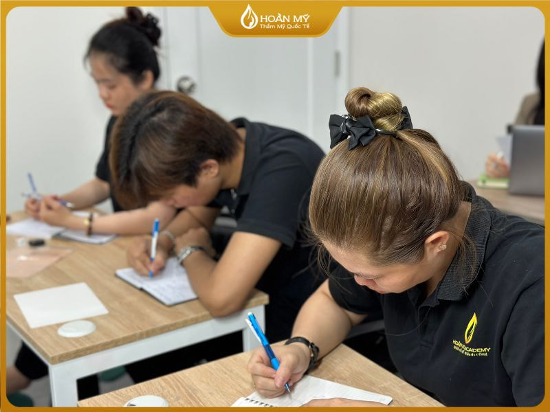 Lớp học chăm sóc da spa thu hút đông đảo trẻ trẻ theo học giúp thời gian đào tạo ngắn và cơ hội nghiệp nghiệp hấp dẫn.