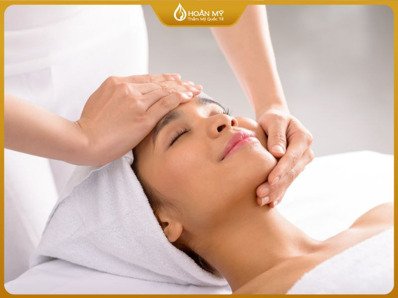 Massage mặt không chỉ thư giãn mà còn giúp tăng lưu thông máu, giảm nếp nhăn và hỗ trợ thải độc qua hệ bạch huyết.