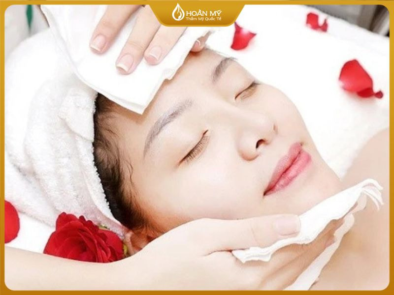 Tại Học viện Quốc tế Hoàn Mỹ, học viên được hướng dẫn thực hành chăm sóc da mặt cho học sinh với quy trình an toàn, dịu nhẹ trên mẫu thật.