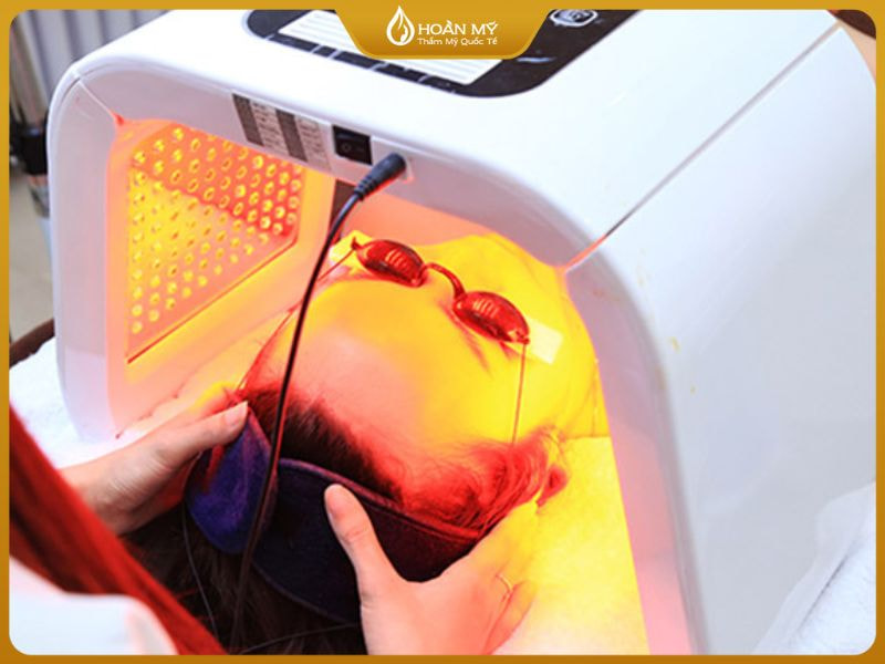 Trong khóa học spa chăm sóc da chuyên nghiệp, ánh sáng sinh học là kỹ thuật không xâm lấn giúp trị mụn, tái tạo da và phục hồi tổn thương