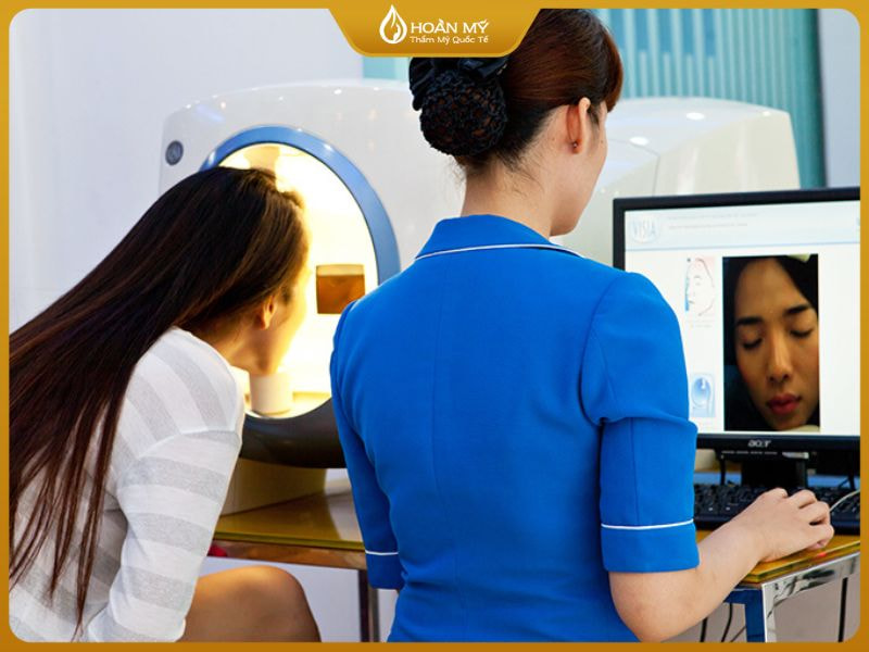 Trong học cách chăm sóc da, bạn sẽ được hướng dẫn sử dụng máy soi da và các công cụ hỗ trợ đánh giá tình trạng da chính xác