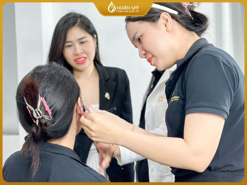 Học viên được giảng viên hướng dẫn trực tiếp sử dụng thiết bị spa trong khóa đào tạo kỹ thuật viên spa