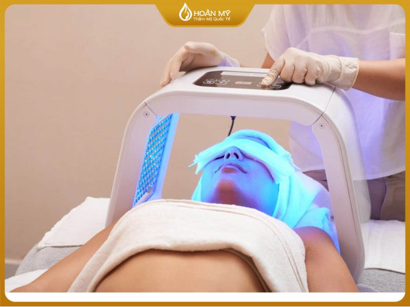 Học viên đang thực hành máy ánh sáng sinh học trong khóa đào tạo kỹ thuật viên spa