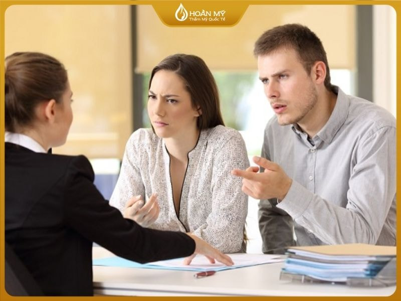 Khi khách hàng không hài lòng lễ tân cần: giữ bình tĩnh, xác định nguyên nhân và đưa ra giải pháp