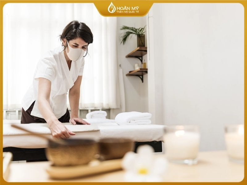 Các thói quen cần duy trì hàng ngày của nhân viên spa: chào hỏi, vệ sinh khu vực làm,...