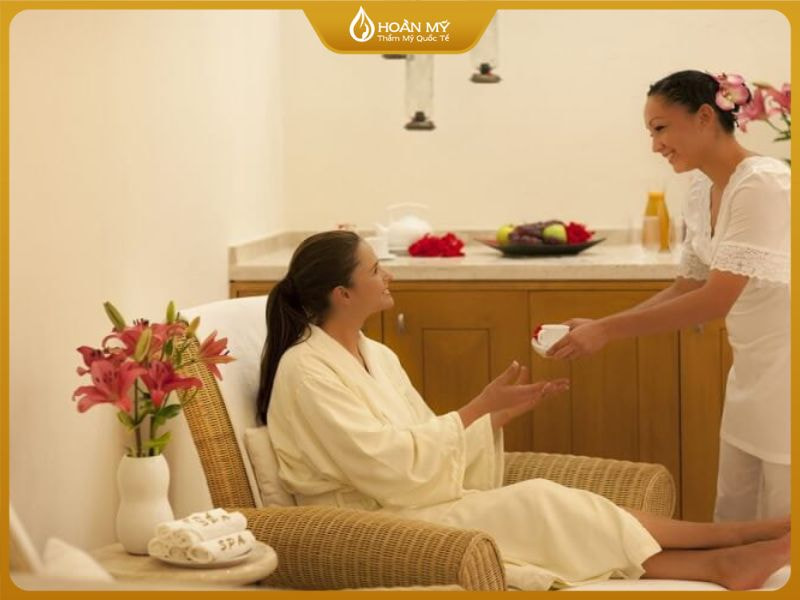 Các kỹ năng cần có của một tư vấn viên là: kỹ năng giao tiếp, thấu hiểu và giải quyết vấn đề