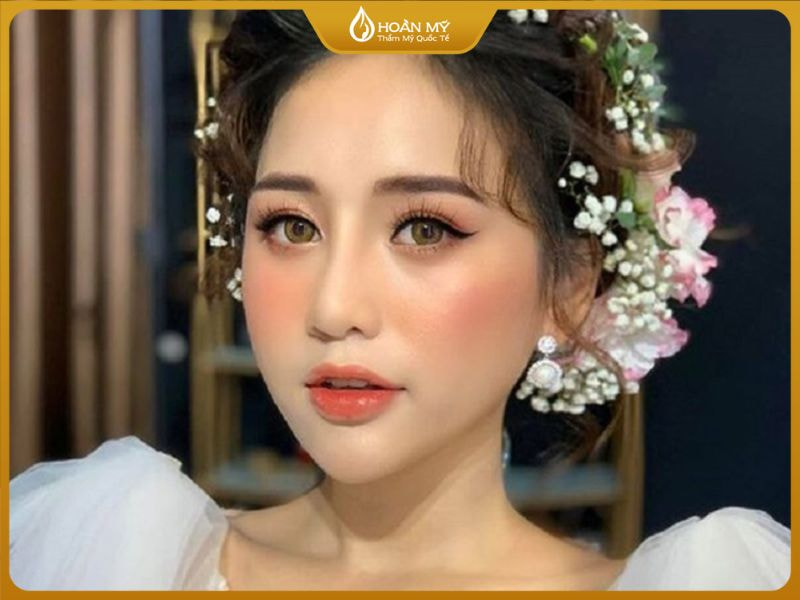 Kỹ thuật khóa nền bằng phấn phủ bột giúp lớp make up cô dâu bền màu suốt ngày cưới.