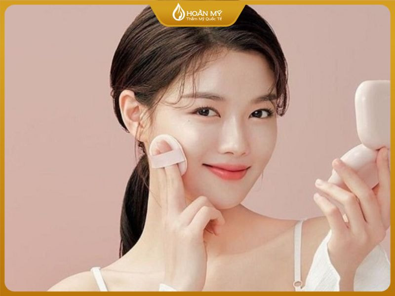 Kỹ thuật sử dụng bông mút trang điểm ẩm để tán Cushion cho lớp nền mỏng nhẹ tự nhiên.