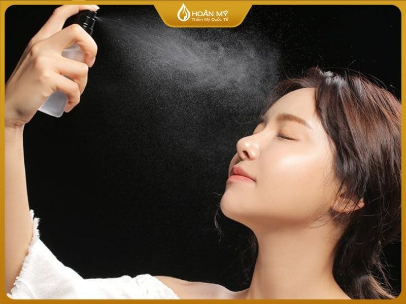 Xịt khóa nền là bước chốt hạ quan trọng để bảo vệ lớp trang điểm khỏi oxy hóa