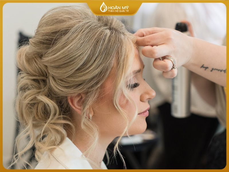 Dịch vụ Touch-up giúp cô dâu duy trì vẻ ngoài hoàn hảo suốt buổi tiệc dài.