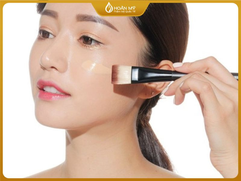 Các bước make up cơ bản cho da dầu. Làm sạch và cân bằng da là bước đệm quan trọng nhất để kiểm soát dầu thừa trước khi trang điểm.