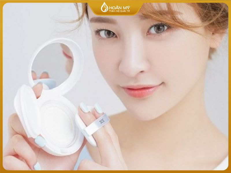 Các bước make up với cushion giúp tạo lớp nền mỏng mịn, tự nhiên như làn da thật.