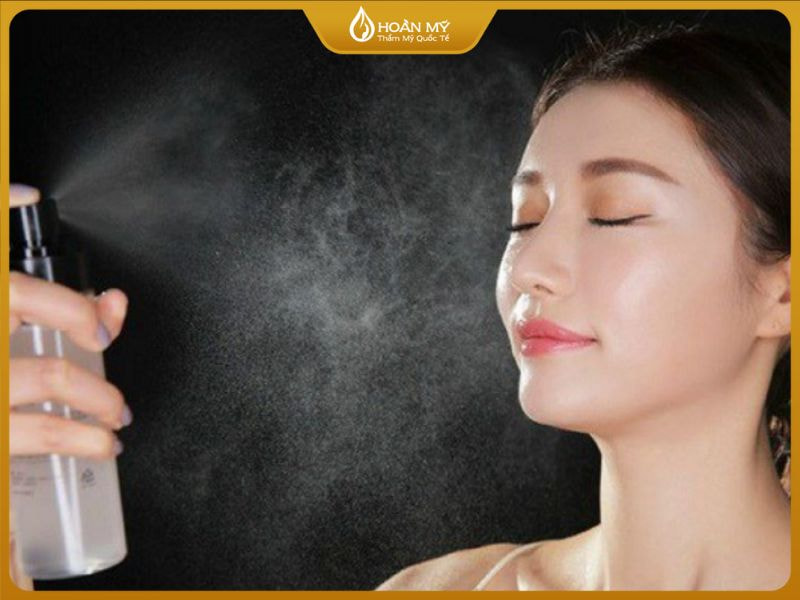 Xịt khoáng giúp cấp ẩm và cố định lớp nền, mang lại cảm giác tươi mát tức thì.