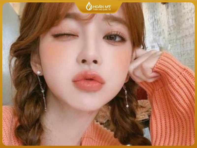 Lớp nền mỏng nhẹ và căng bóng là đặc trưng của phong cách trang điểm tone cam Hàn Quốc.