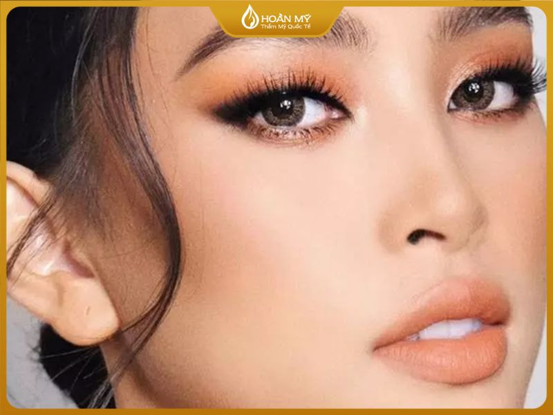 Make up Thái Lan là sự kết hợp giữa nét Tây và Á tạo nên vẻ đẹp sắc sảo không thể nhầm lẫn của makeup Thái.
