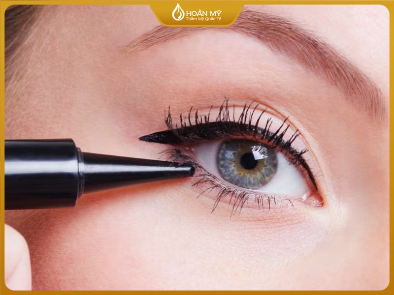 Puppy eyeliner màu nâu giúp đôi mắt trông hiền dịu và to tròn tự nhiên.